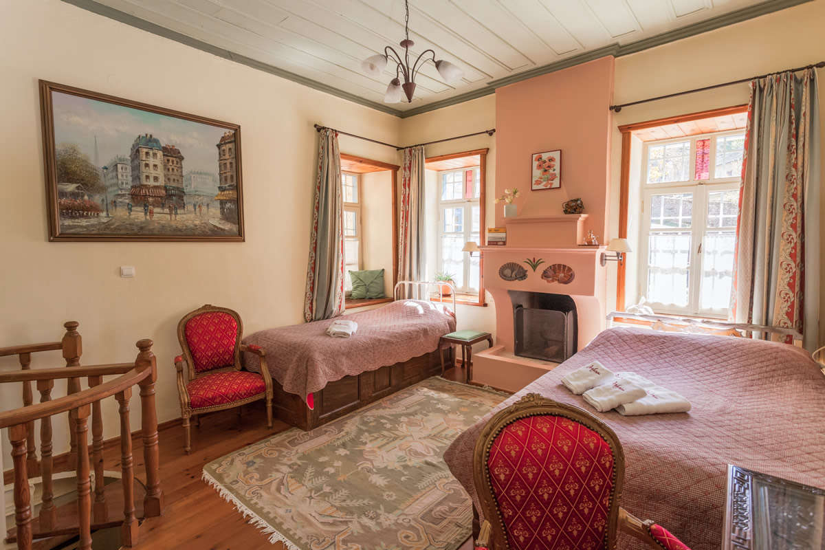 Gamila-kamer, Superior Familiekamer Terrasuitzicht, warm en levendig, onze superior familiekamer biedt een verscheidenheid aan uitzichten vanaf het terras tot aan de tuin, waardoor de gasten zich midden in het hart van het hotel bevinden.