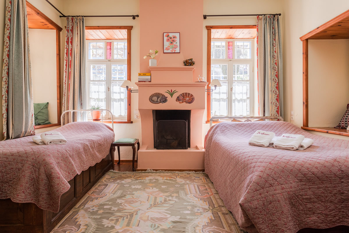 Gamila-kamer, Superior Familiekamer Terrasuitzicht, warm en levendig, onze superior familiekamer biedt een verscheidenheid aan uitzichten vanaf het terras tot aan de tuin, waardoor de gasten zich midden in het hart van het hotel bevinden.