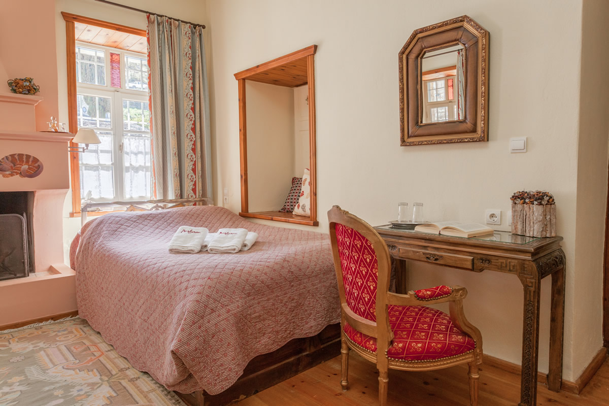 Gamila-kamer, Superior Familiekamer Terrasuitzicht, warm en levendig, onze superior familiekamer biedt een verscheidenheid aan uitzichten vanaf het terras tot aan de tuin, waardoor de gasten zich midden in het hart van het hotel bevinden.