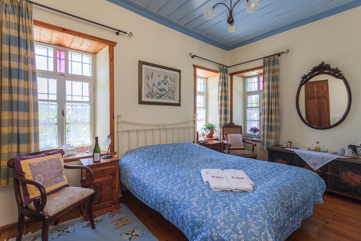 Pindos-kamer, Classic Room Garden View, levendig en pittoresk, een romantisch toevluchtsoord om van elkaar te genieten te midden van de schoonheid van ons uitzicht op de tuin.