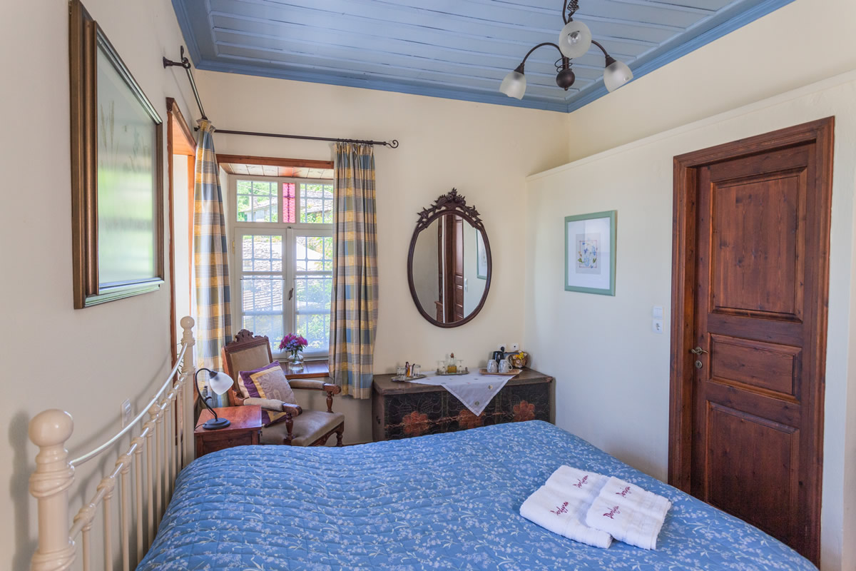 Pindos-kamer, Classic Room Garden View, levendig en pittoresk, een romantisch toevluchtsoord om van elkaar te genieten te midden van de schoonheid van ons uitzicht op de tuin.