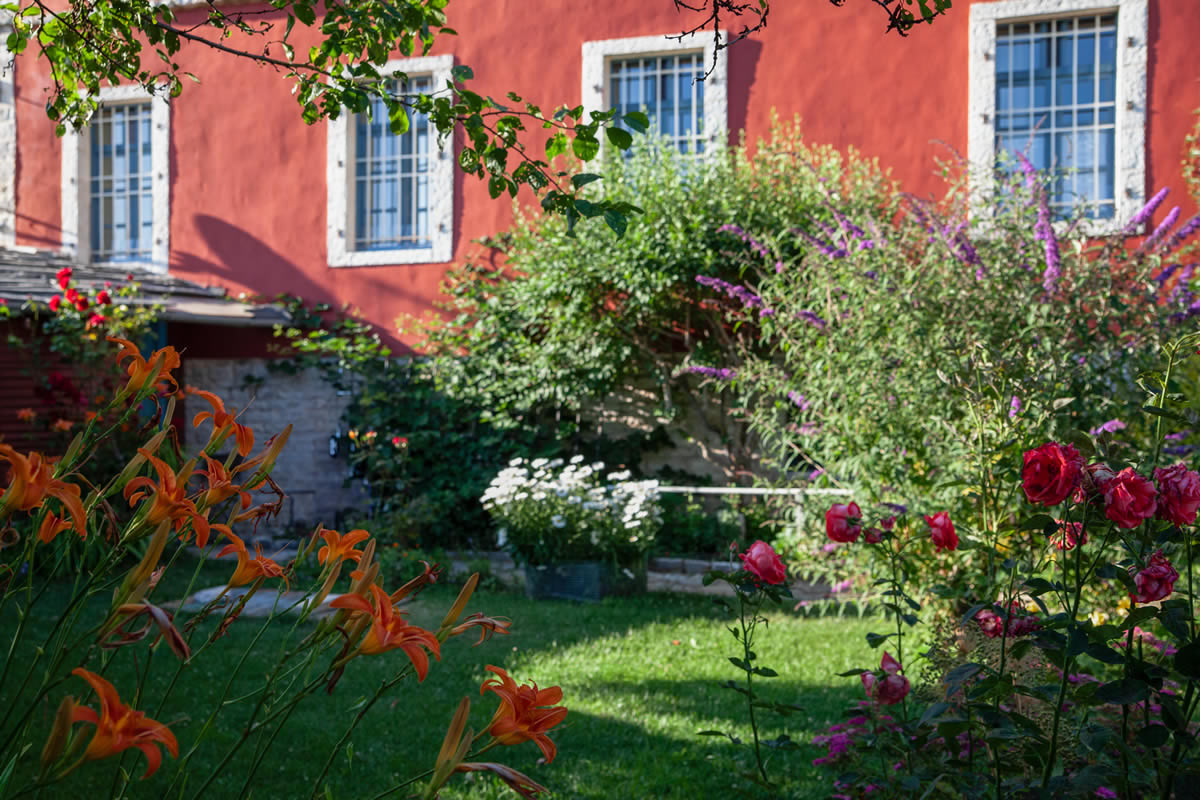 Pindos-kamer, Classic Room Garden View, levendig en pittoresk, een romantisch toevluchtsoord om van elkaar te genieten te midden van de schoonheid van ons uitzicht op de tuin.