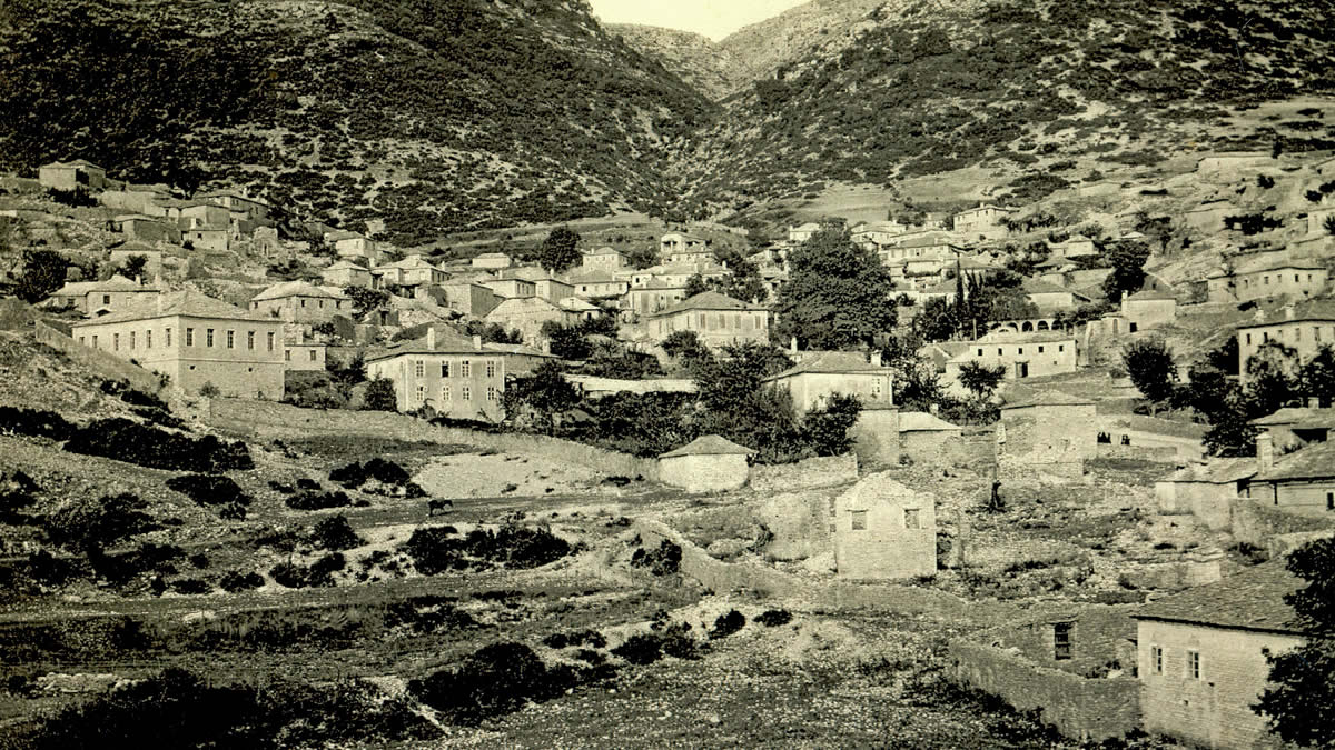 Omdat we ons volledig bewust waren van de architectonische betekenis en het unieke karakter van het landhuis, werd een ingrijpende renovatie uitgevoerd met als enig doel het hoofdgebouw te redden van een dreigende instorting. Na een zenuwslopende marathon van zes jaar zijn we erin geslaagd de hoofdstructuur van het gebouw te ondersteunen en te versterken, waardoor het behouden kon blijven en een tweede leven kreeg.