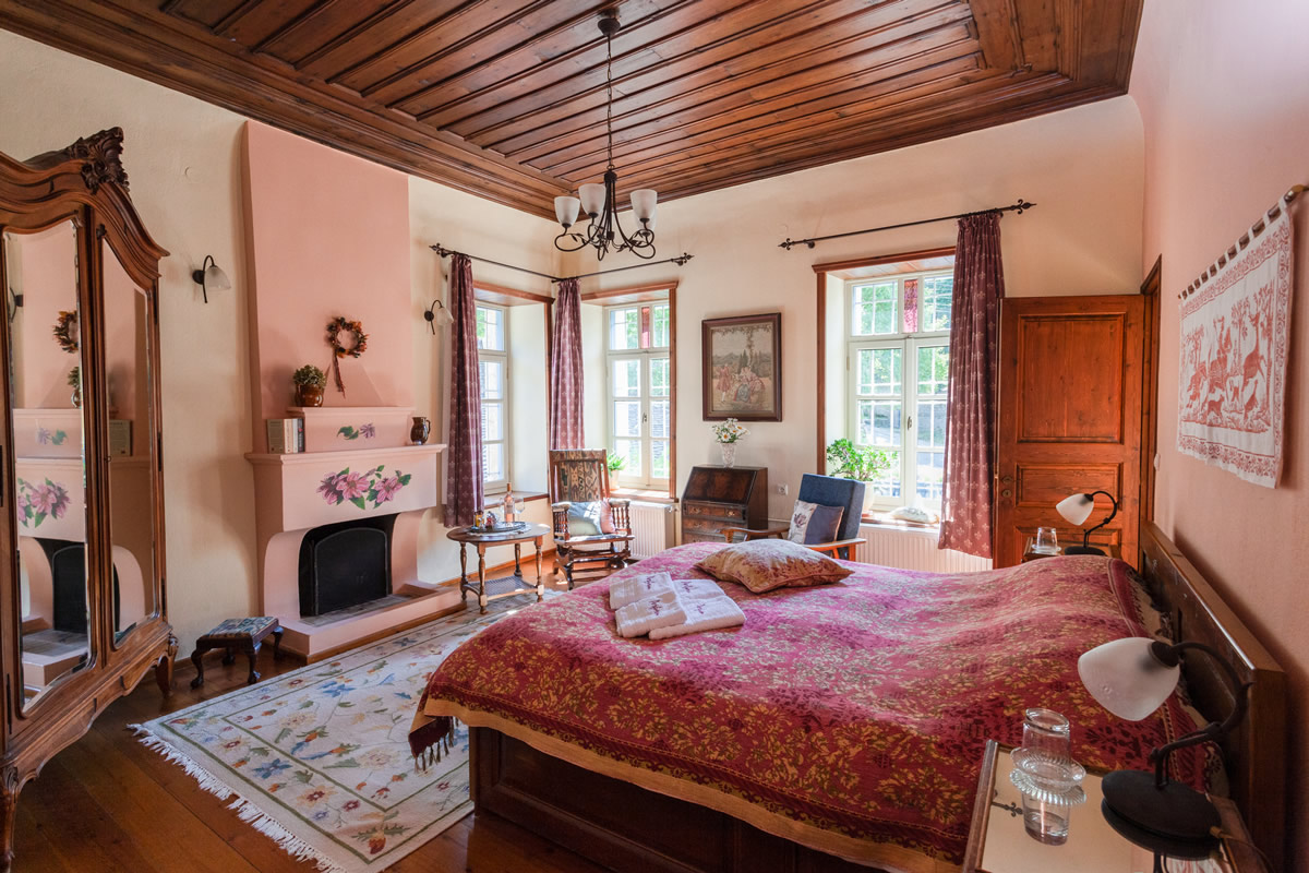 Stouros-kamer, Deluxe Suite Village View, hartverwarmend en elegant, deze suite biedt onze gasten veel comfort en ruimte, gecombineerd met stijl en een betoverend uitzicht op het dorp.