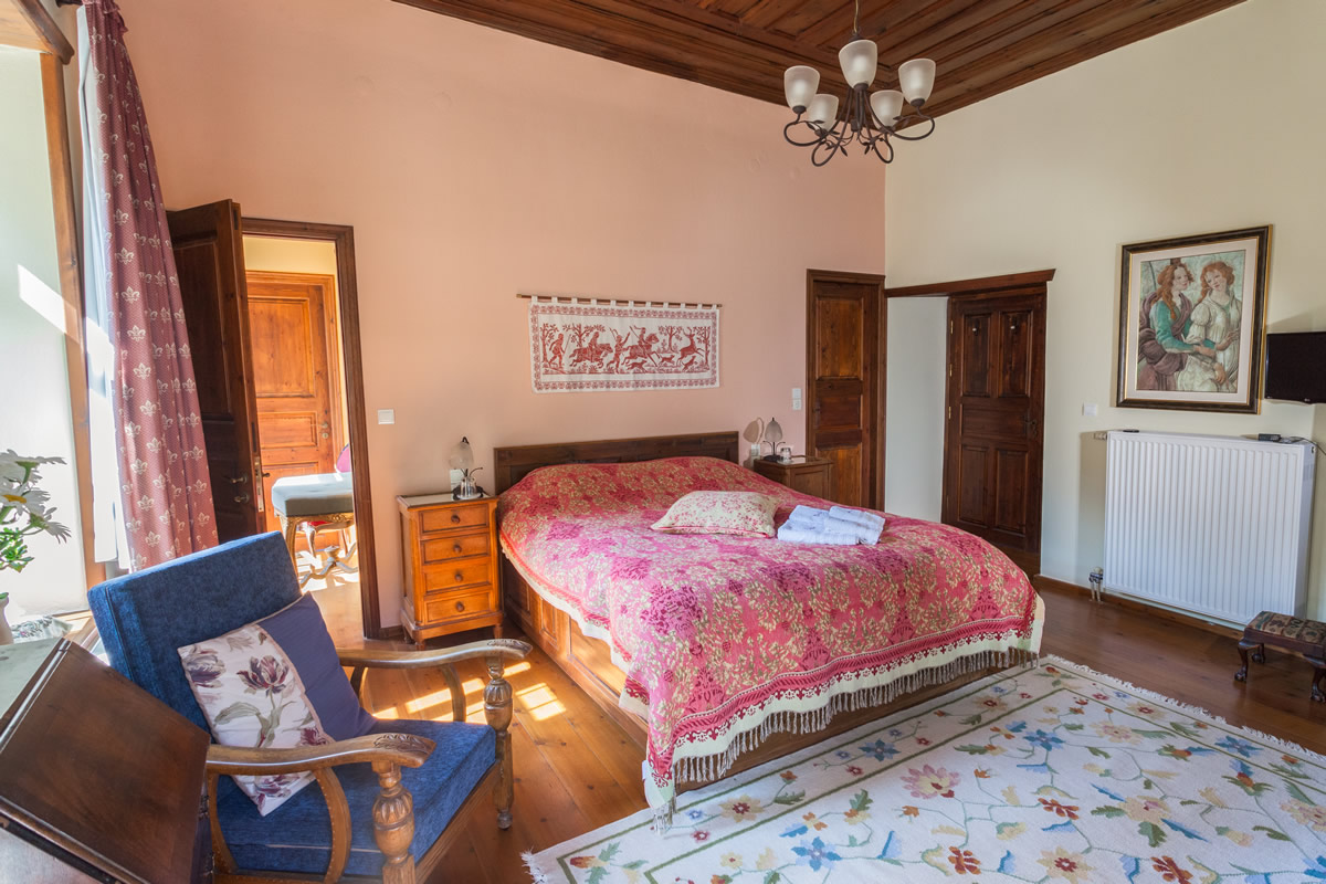 Stouros-kamer, Deluxe Suite Village View, hartverwarmend en elegant, deze suite biedt onze gasten veel comfort en ruimte, gecombineerd met stijl en een betoverend uitzicht op het dorp.