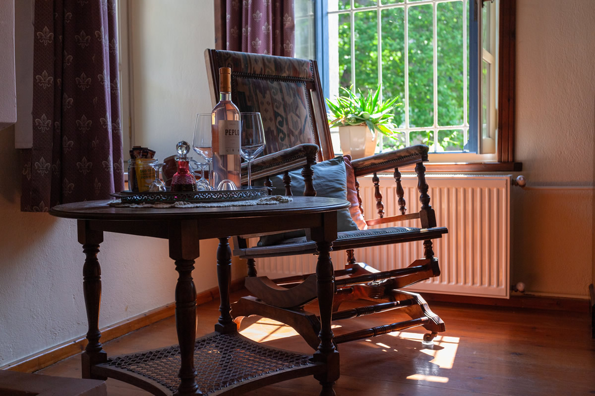 Stouros-kamer, Deluxe Suite Village View, hartverwarmend en elegant, deze suite biedt onze gasten veel comfort en ruimte, gecombineerd met stijl en een betoverend uitzicht op het dorp.