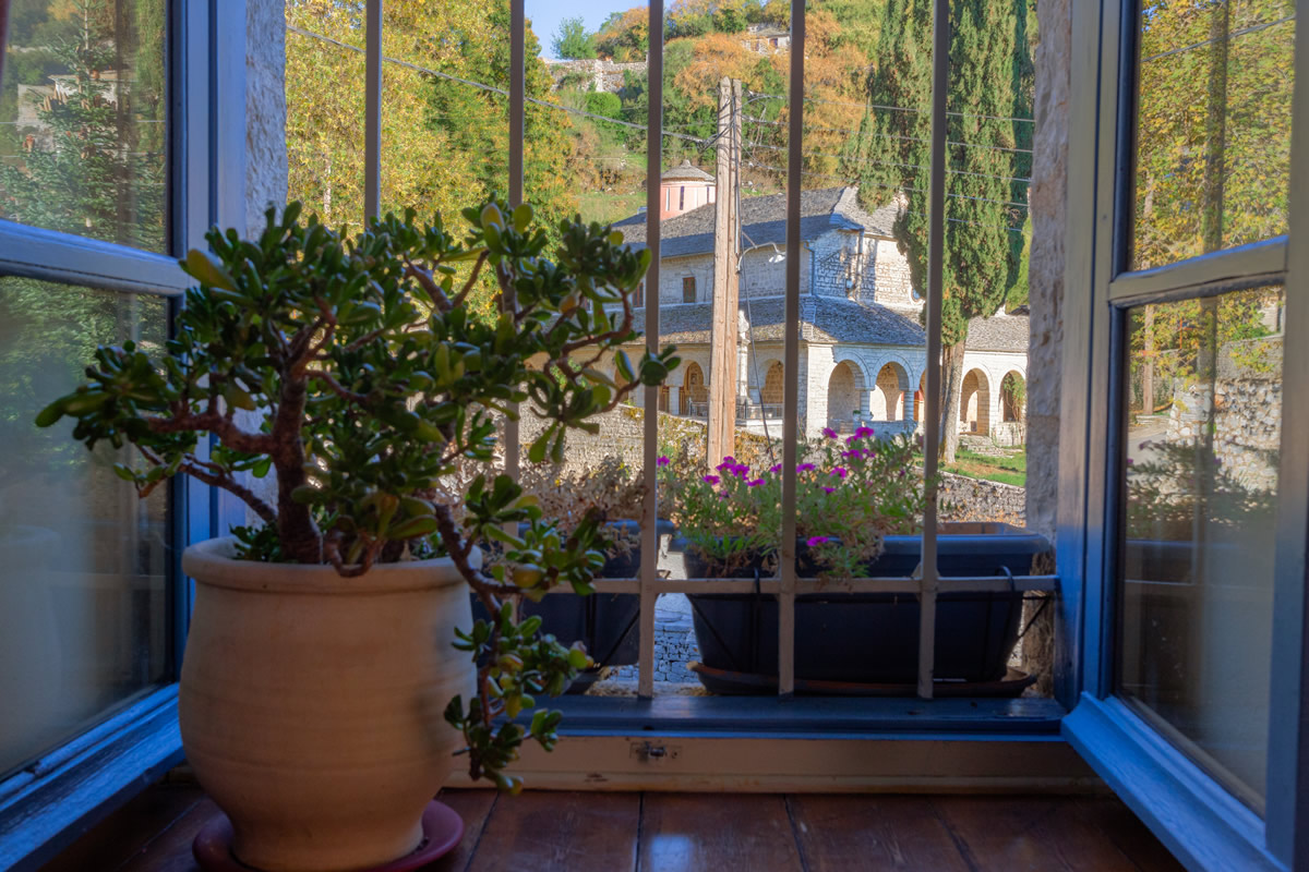 Stouros-kamer, Deluxe Suite Village View, hartverwarmend en elegant, deze suite biedt onze gasten veel comfort en ruimte, gecombineerd met stijl en een betoverend uitzicht op het dorp.