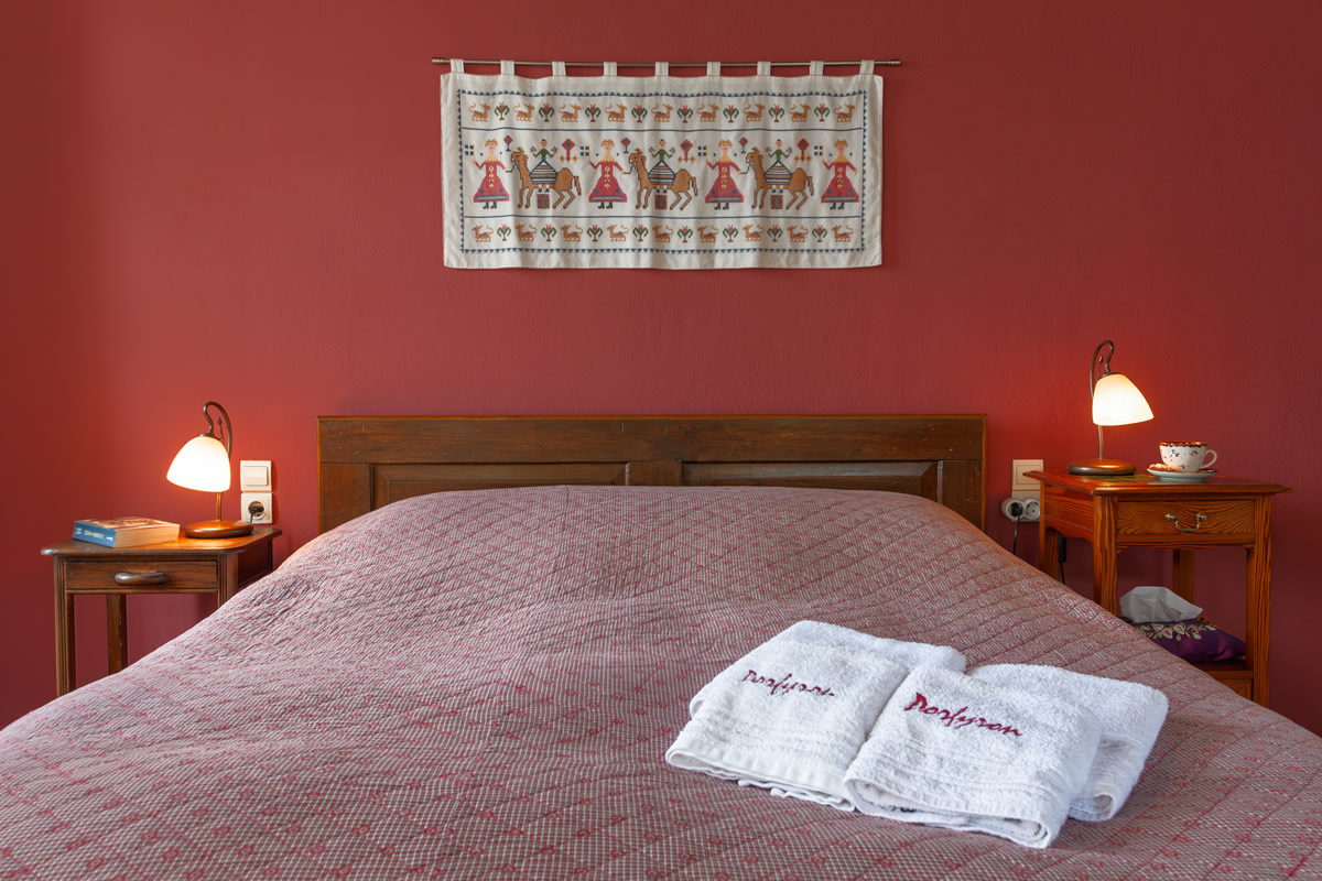 Timfi-kamer, Deluxe Suite Mountain View, een intrigerende en tot in de puntjes verzorgde suite die een vorstelijk verblijf biedt aan gasten die op zoek zijn naar goede smaak en een nog mooier uitzicht.