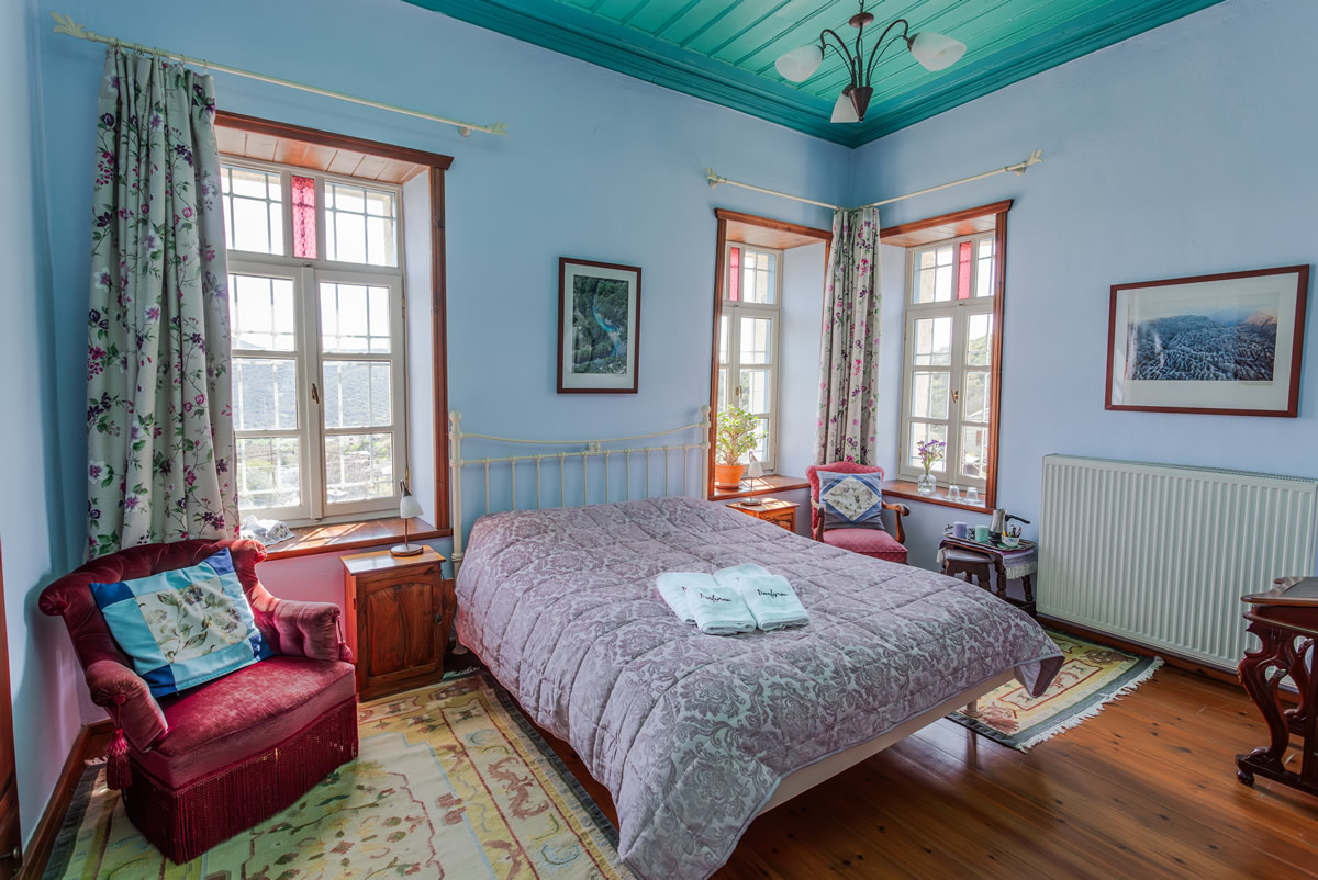 Trapezitsa-kamer, Classic Room Mountain View, levendig verzadigd in blauw en artistiek, ontworpen voor liefhebbers van prachtige zonsondergangen en het zachte zonlicht van het magische uur.