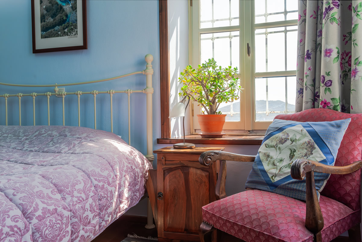 Trapezitsa-kamer, Classic Room Mountain View, levendig verzadigd in blauw en artistiek, ontworpen voor liefhebbers van prachtige zonsondergangen en het zachte zonlicht van het magische uur.