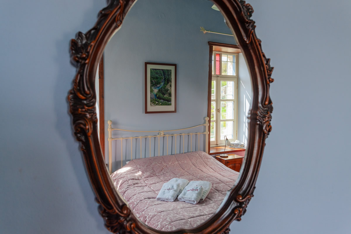 Trapezitsa-kamer, Classic Room Mountain View, levendig verzadigd in blauw en artistiek, ontworpen voor liefhebbers van prachtige zonsondergangen en het zachte zonlicht van het magische uur.