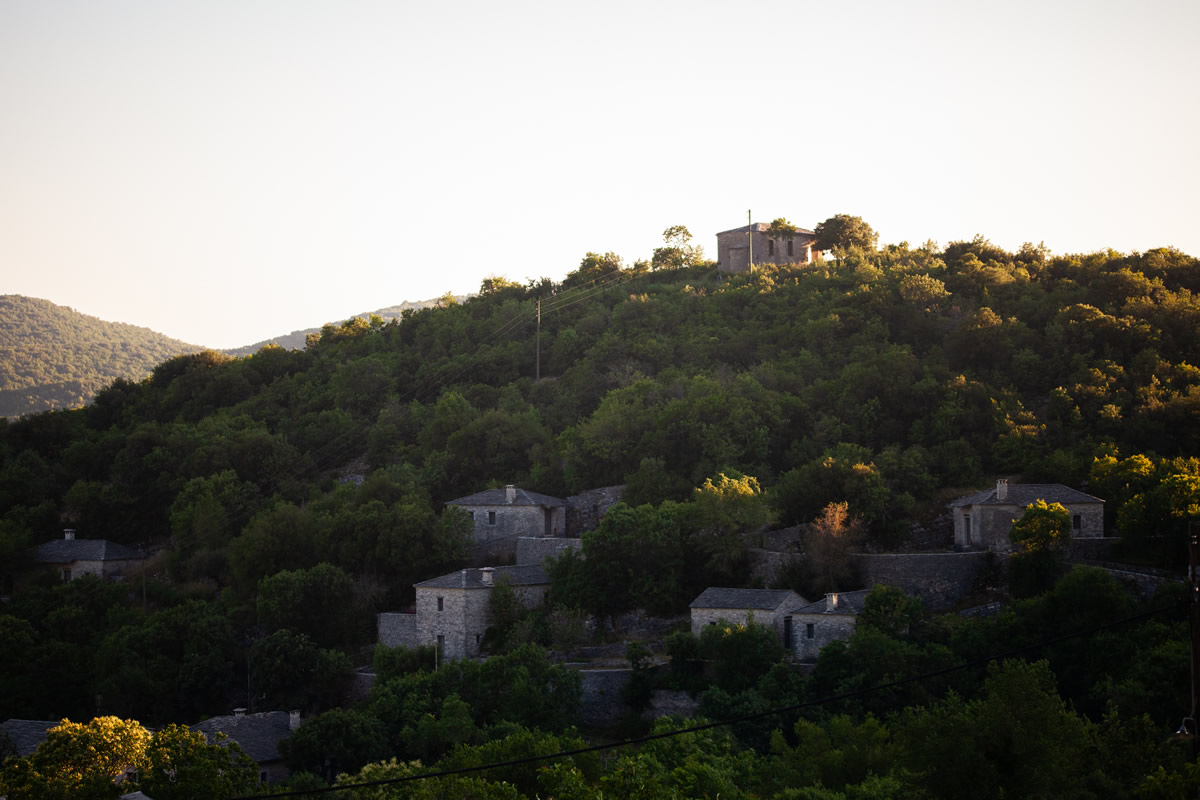 Trapezitsa-kamer, Classic Room Mountain View, levendig verzadigd in blauw en artistiek, ontworpen voor liefhebbers van prachtige zonsondergangen en het zachte zonlicht van het magische uur.